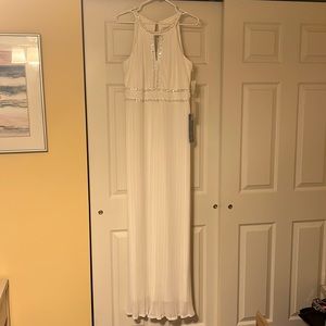 Gorgeous dress perfect for value renewal or brides